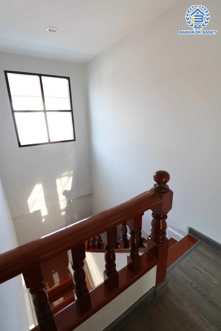 บ้านมือสองตกแต่งใหม่ หลังใหญ่พร้อมเข้าอยู่ ม.เมืองดี พุทธมณฑลสาย 2 หลังมุม เนื้อที่ 92.8 ตร.ว. ฟังก์ชันจัดเต็ม 4 ห้องนอน 4 ห้องน้ำ จอดรถได้ถึง 4 คัน บนทำเลใกล้ทางคู่ขนานลอยฟ้าบรมราชชนนี และเซ็นทรัลปิ่นเกล้า